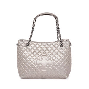 BOLSA M&Eacute;DIA CINZA PEWTER DE COURO MATELASS&Ecirc; CARINA