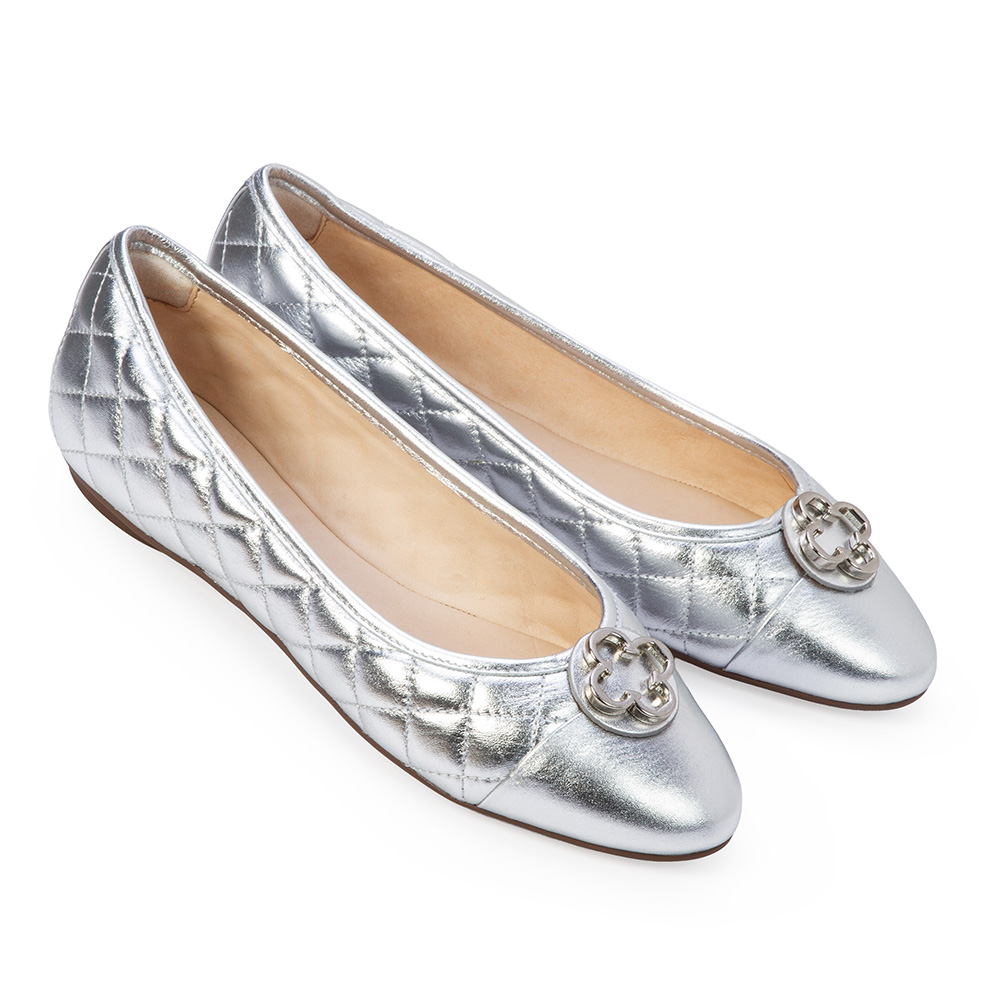 SAPATILHA CATHERINE MODERNIT&Aacute; DE COURO PRATEADA MATELASS&Ecirc; image number 1