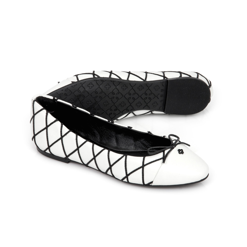 SAPATILHA COURO PRETO E BRANCO LA&Ccedil;O image number 3