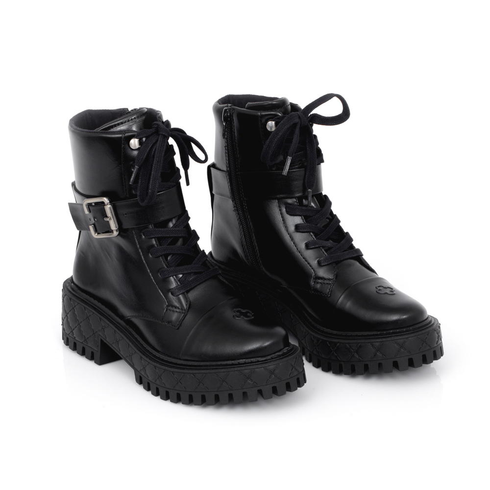 BOTA COTURNO PRETA DE COURO TRATORADA image number 1