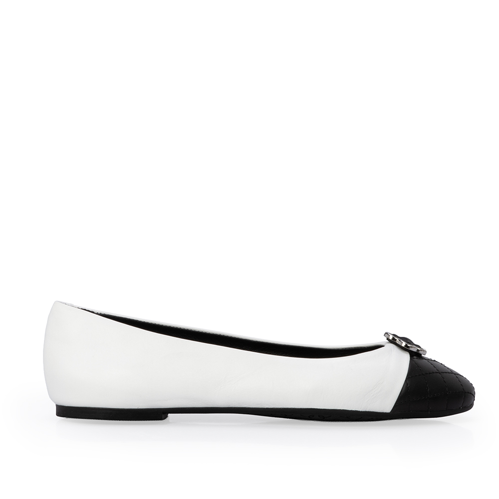 SAPATILHA PRETA E BRANCA DE COURO BICO REDONDO image number 0