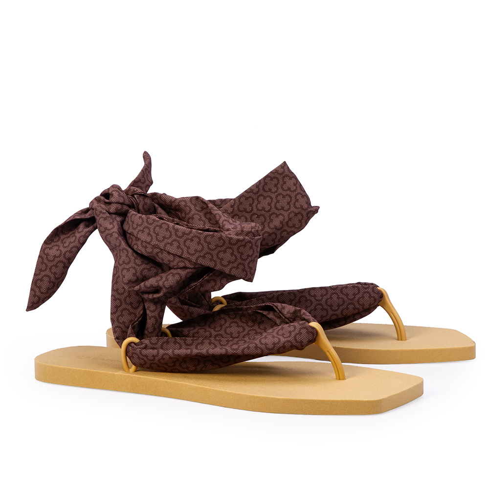 CHINELO BEGE COM LEN&Ccedil;O DE AMARRA&Ccedil;&Atilde;O MONOGRAMA image number 1