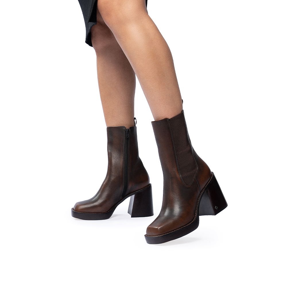 BOTA SALTO ALTO BLOCO MARROM DE COURO image number 1