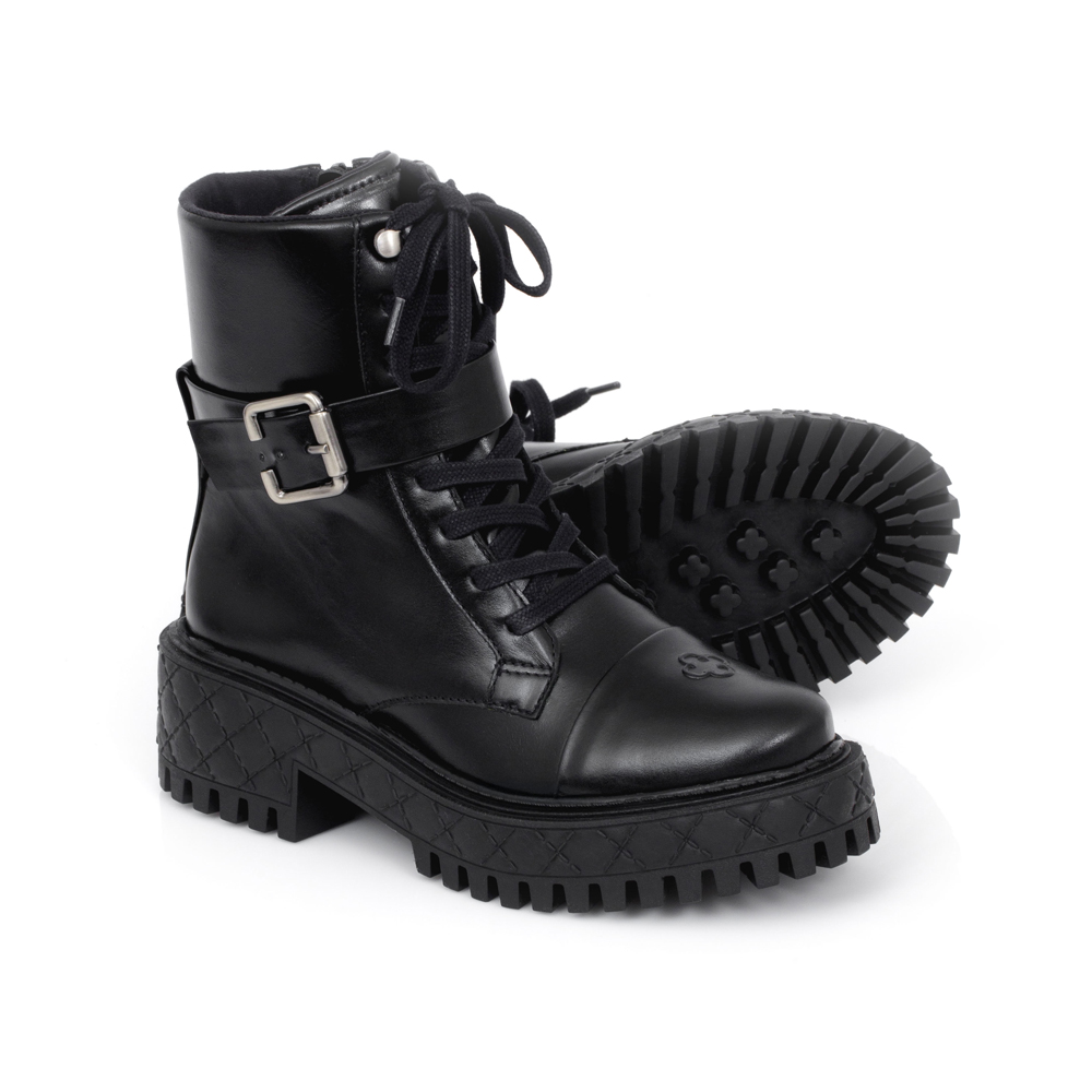 BOTA COTURNO PRETA DE COURO TRATORADA image number 4