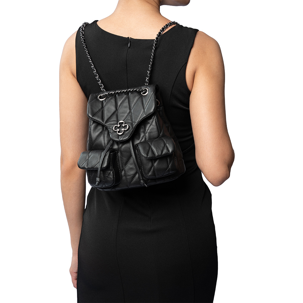 MOCHILA PRETA DE COURO MATELASS&Ecirc; AL&Ccedil;A CORRENTE image number 1