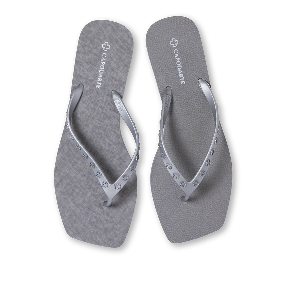 CHINELO DE DEDO PRATA COM TIRAS MONOGRAMA image number 4