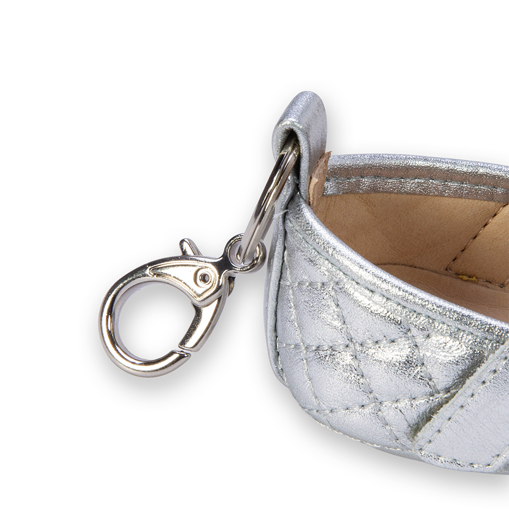 SAPATILHA RN PRATEADA DE COURO MATELASS&Ecirc; COM VELCRO image number 4