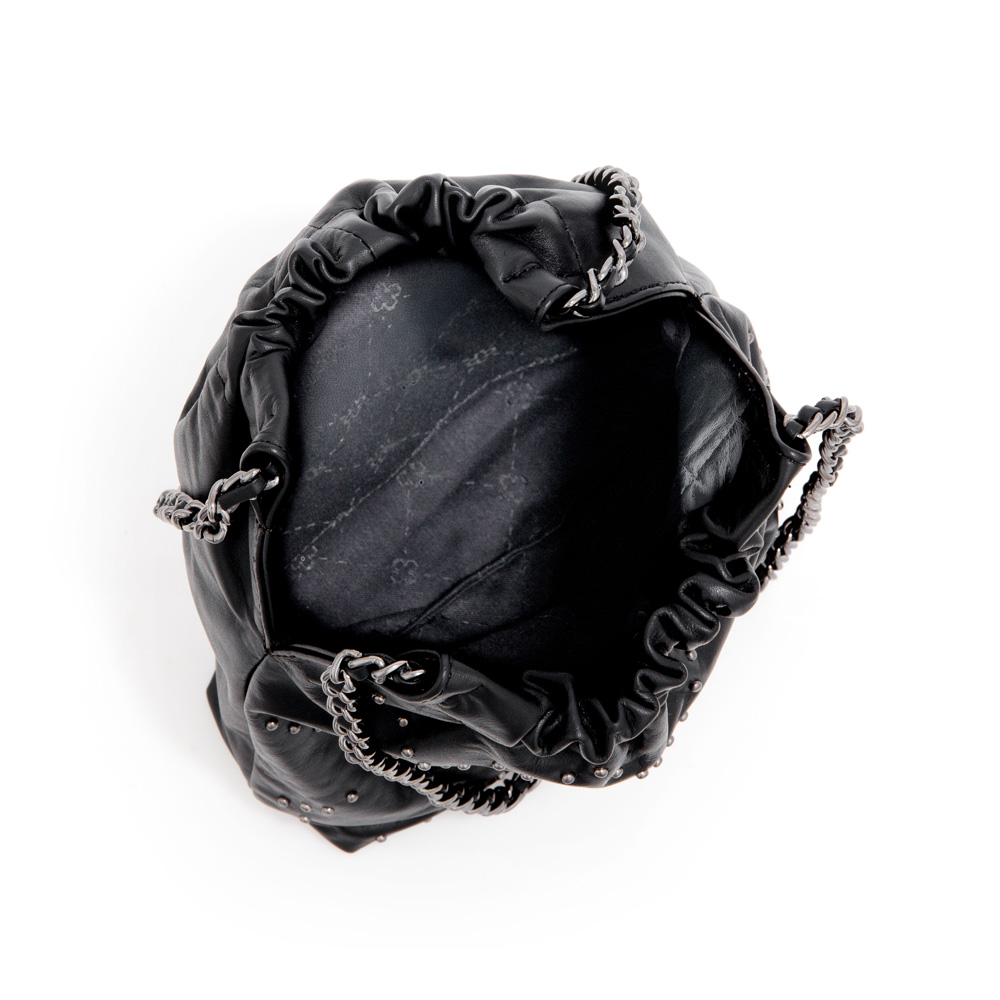 BOLSA PRETA DE COURO HOBO AL&Ccedil;A CORRENTE image number 4