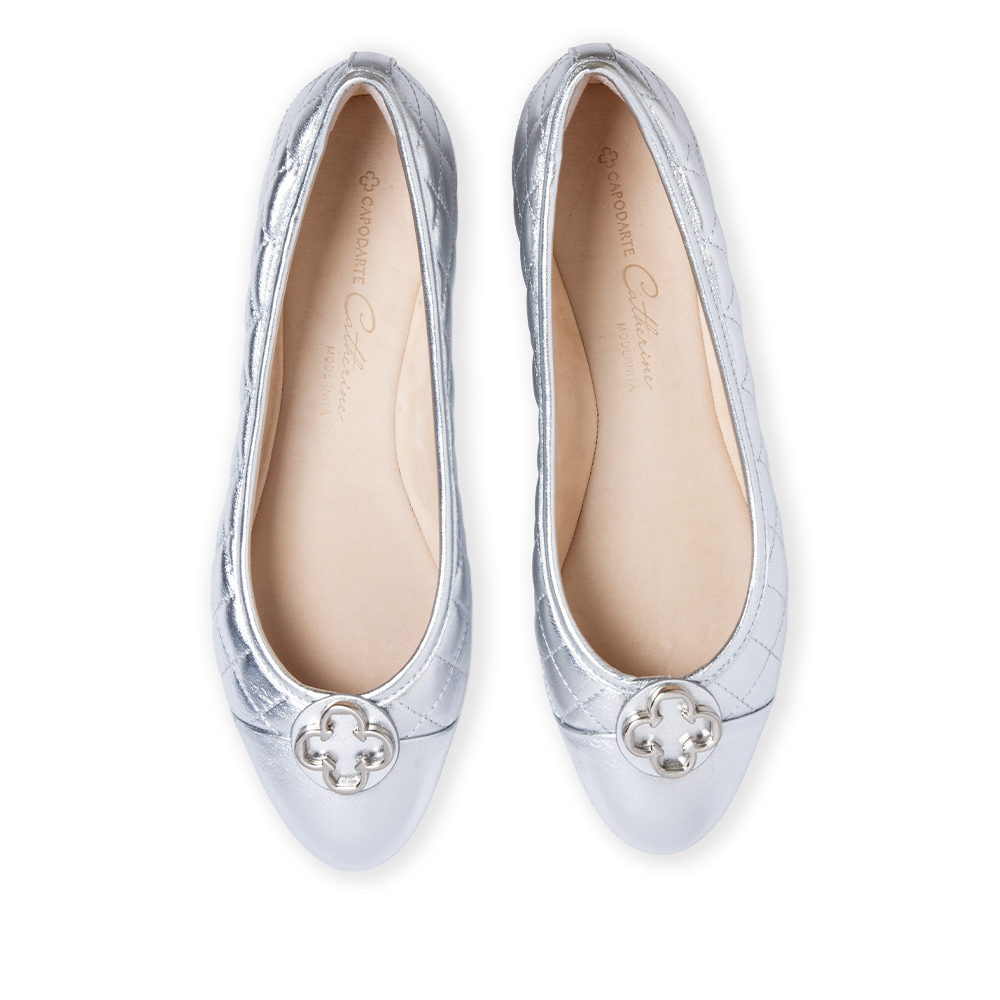 SAPATILHA CATHERINE MODERNIT&Aacute; DE COURO PRATEADA MATELASS&Ecirc; image number 4