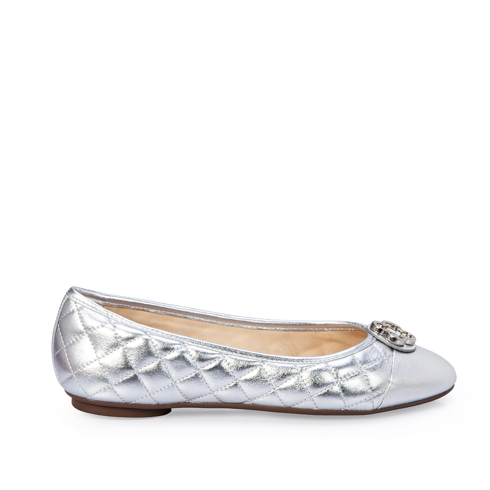 SAPATILHA CATHERINE MODERNIT&Aacute; DE COURO PRATEADA MATELASS&Ecirc; image number 0