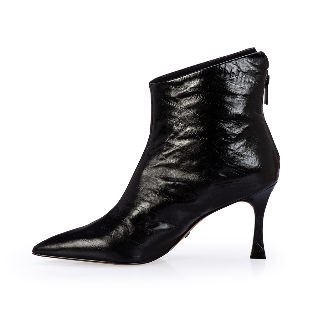 BOTA PRETA DE COURO SALTO TA&Ccedil;A image number 2