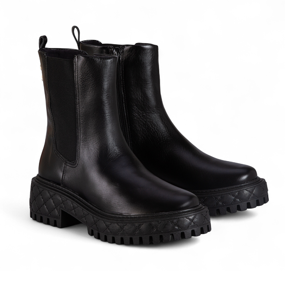 BOTA PRETA CANO MÉDIO DE COURO COM SALTO TRATORADO image number 1