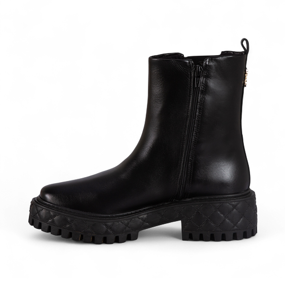 BOTA PRETA CANO MÉDIO DE COURO COM SALTO TRATORADO image number 2