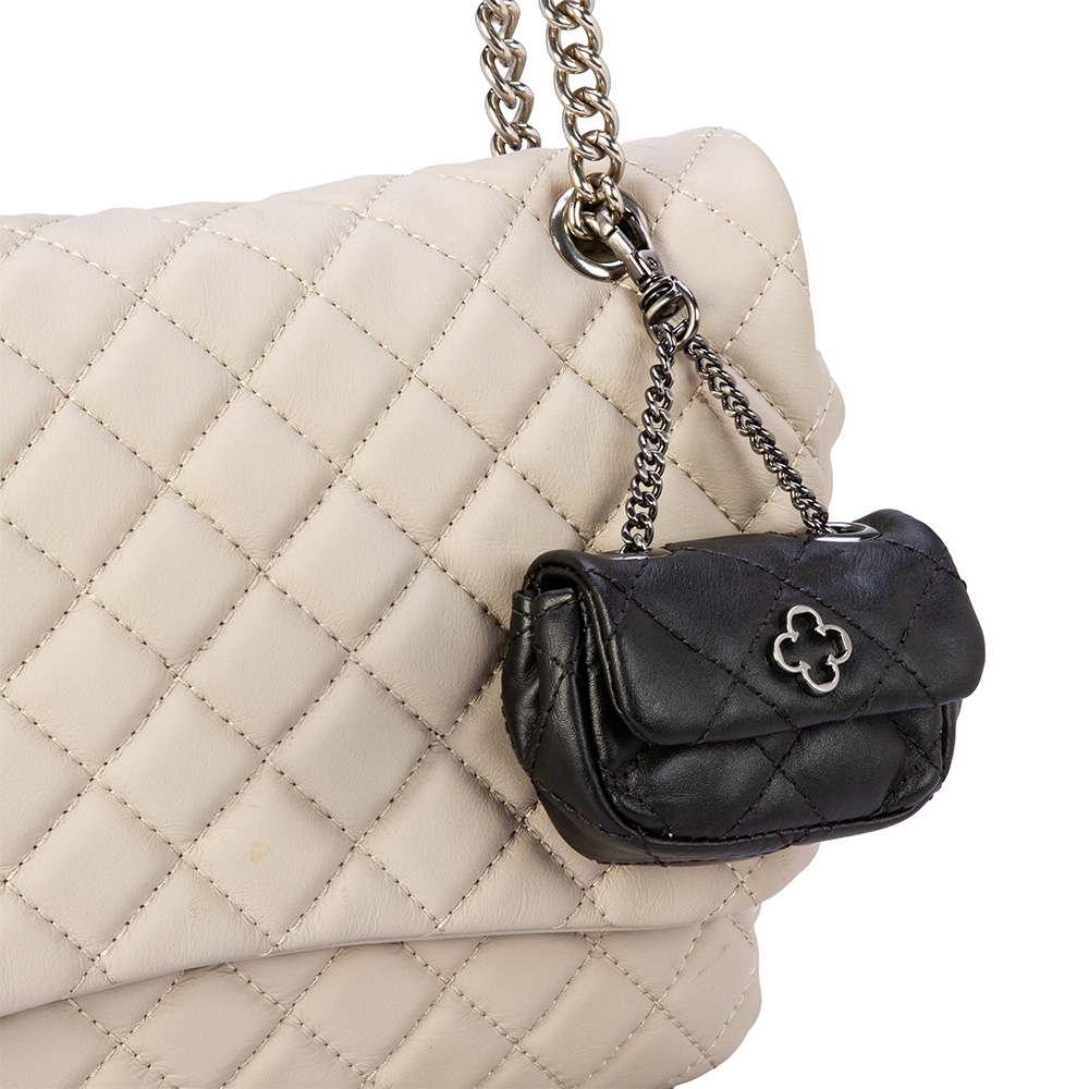 CHAVEIRO MINI BOLSA PRETA COURO MATELASS&Ecirc; BAG CHARM image number 1