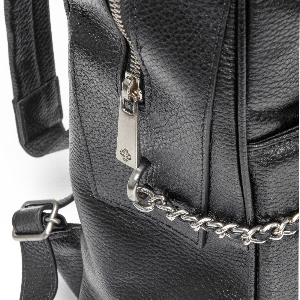MOCHILA FEMININA DE COURO PRETA DETALHE CORRENTE image number 4