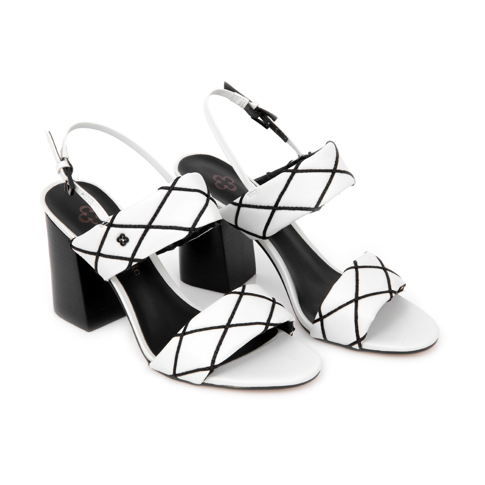 SANDÁLIA BRANCA E PRETA SALTO ALTO image number 1