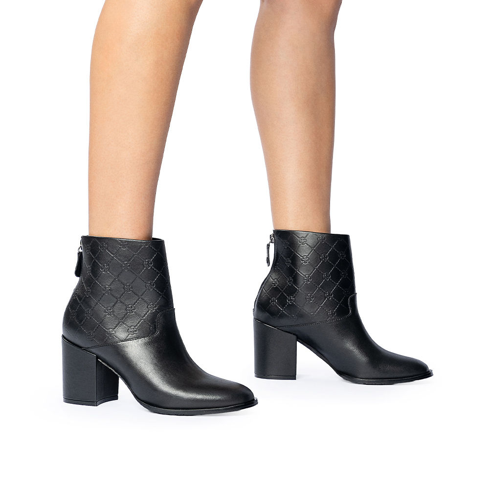 BOTA CANO CURTO PRETA DE COURO MONOGRAMA image number 1