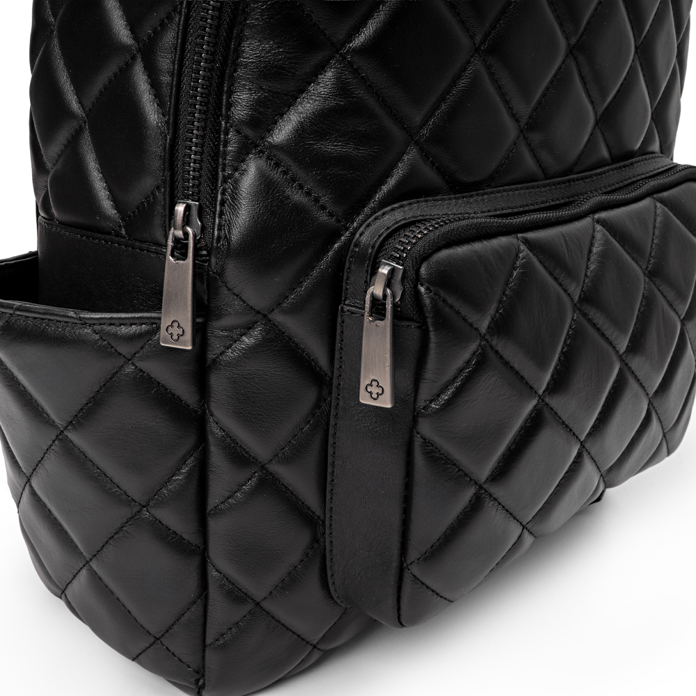 MOCHILA FEMININA PRETA DE COURO MATELASSÊ image number 3