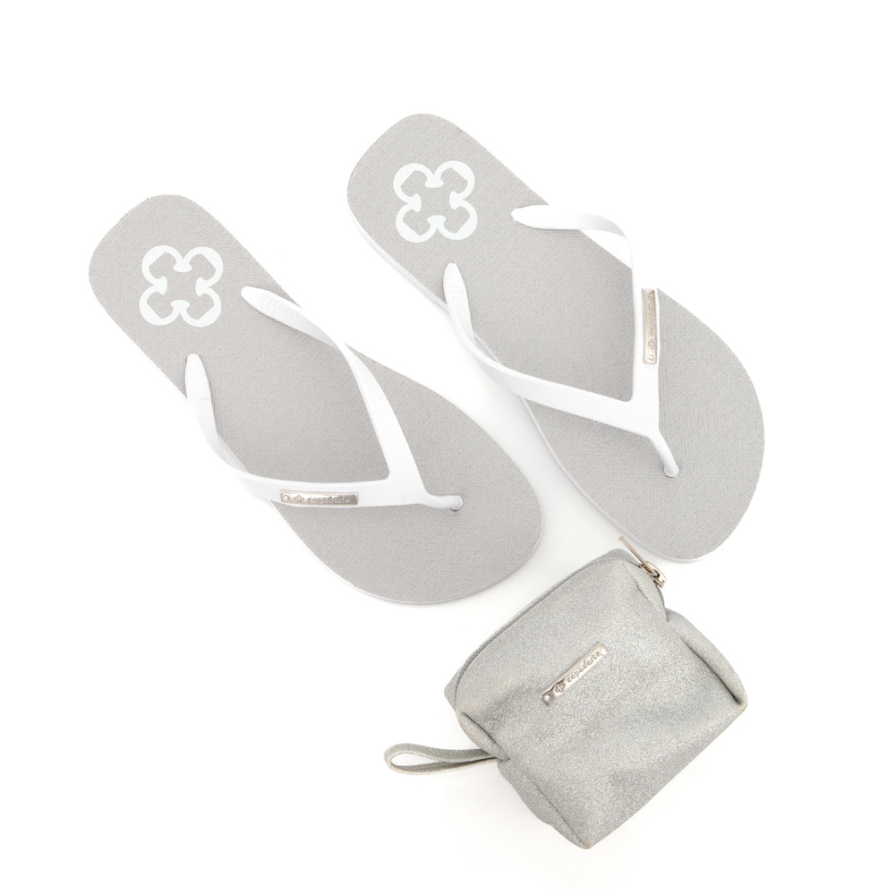 KIT CHINELO E PORTA MOEDAS BRANCO E PRATA image number 1