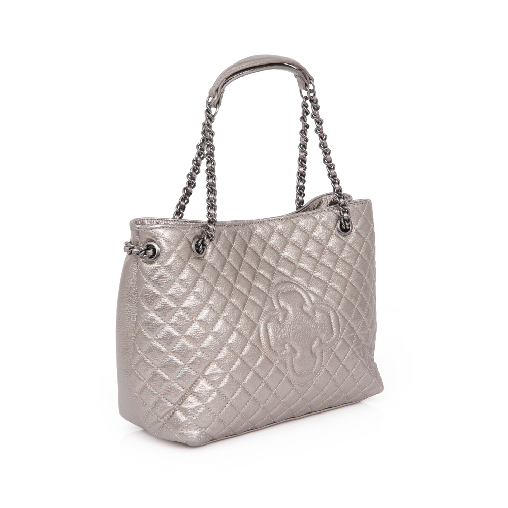 BOLSA MÉDIA CINZA PEWTER DE COURO MATELASSÊ CARINA image number 2