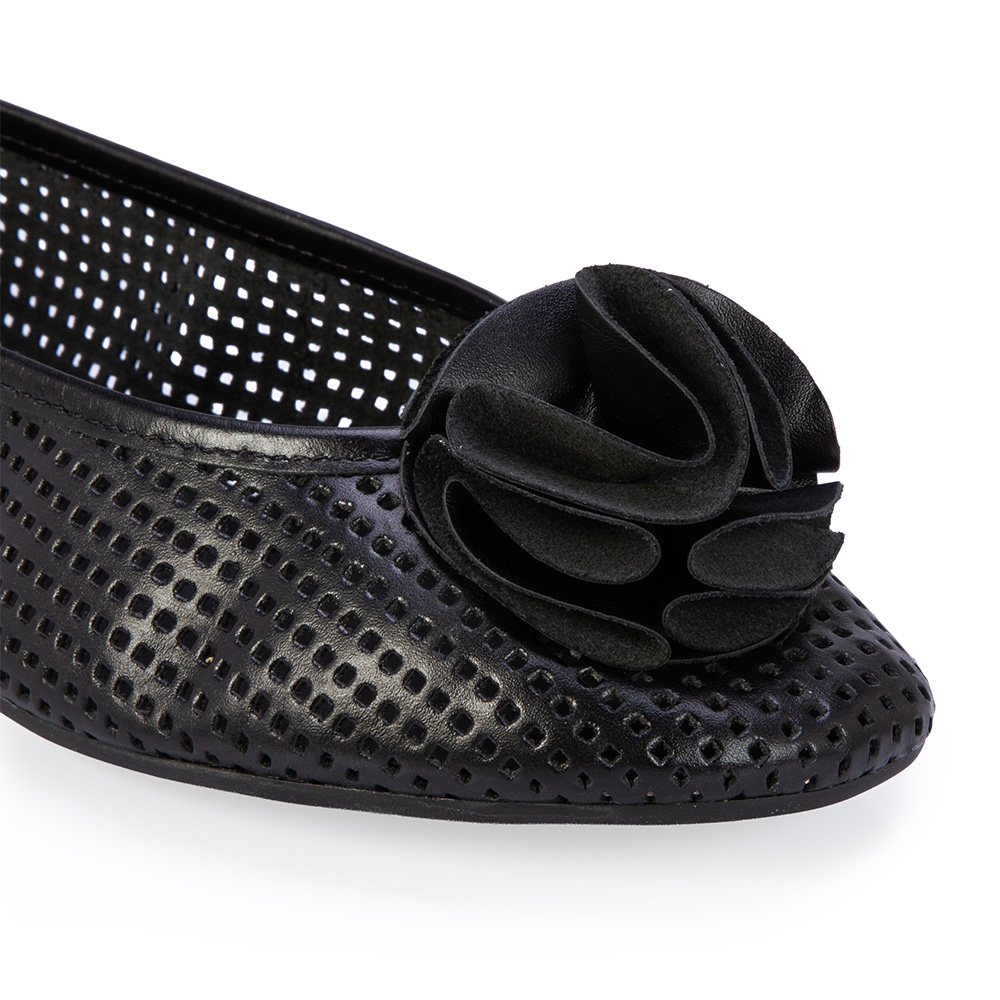 SAPATILHA PRETA DE COURO VAZADO image number 2