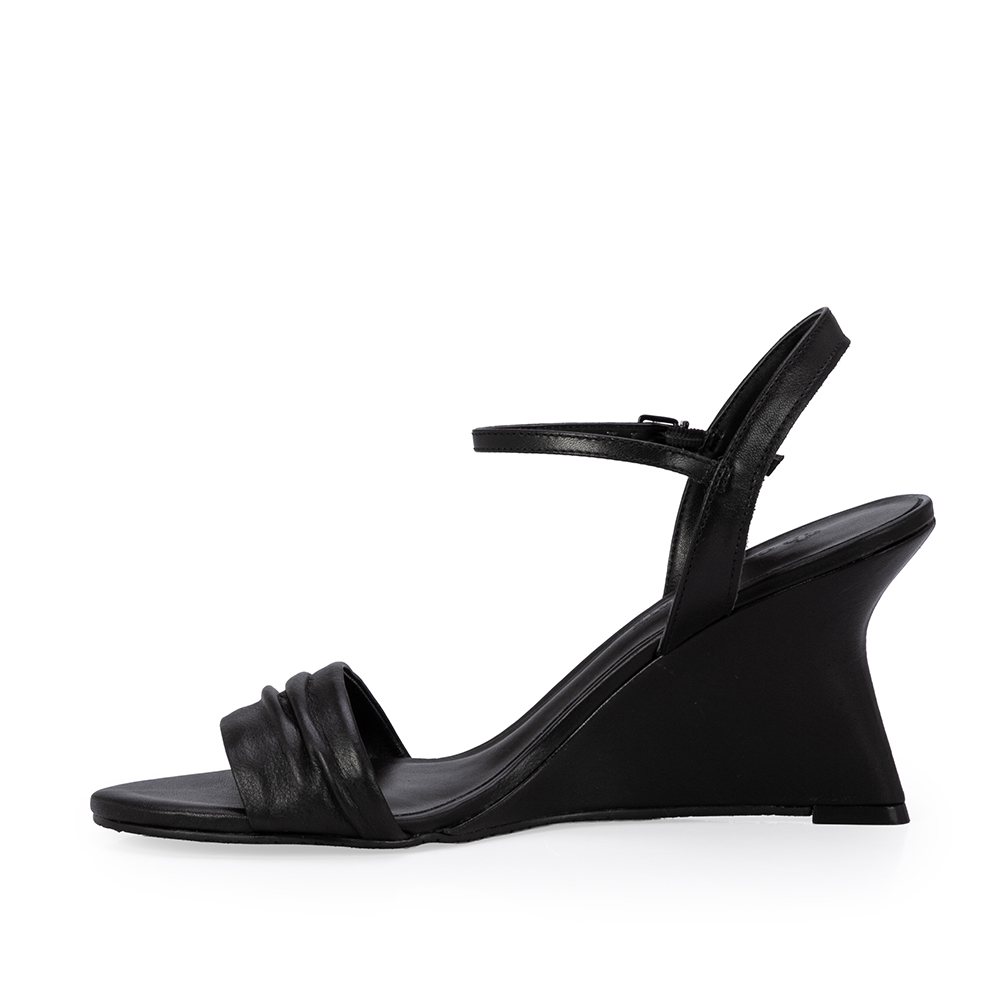 SAND&Aacute;LIA SALTO ANABELA PRETA DE COURO image number 2