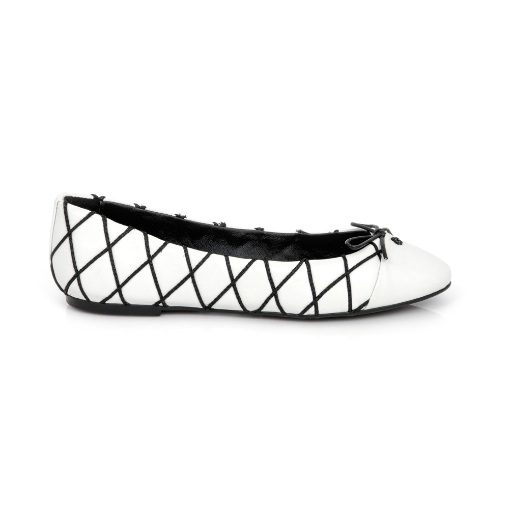 SAPATILHA COURO PRETO E BRANCO LA&Ccedil;O image number 0