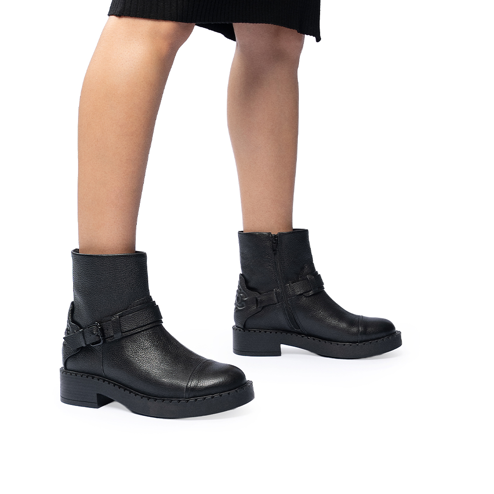 BOTA CANO CURTO DE COURO PRETA image number 1