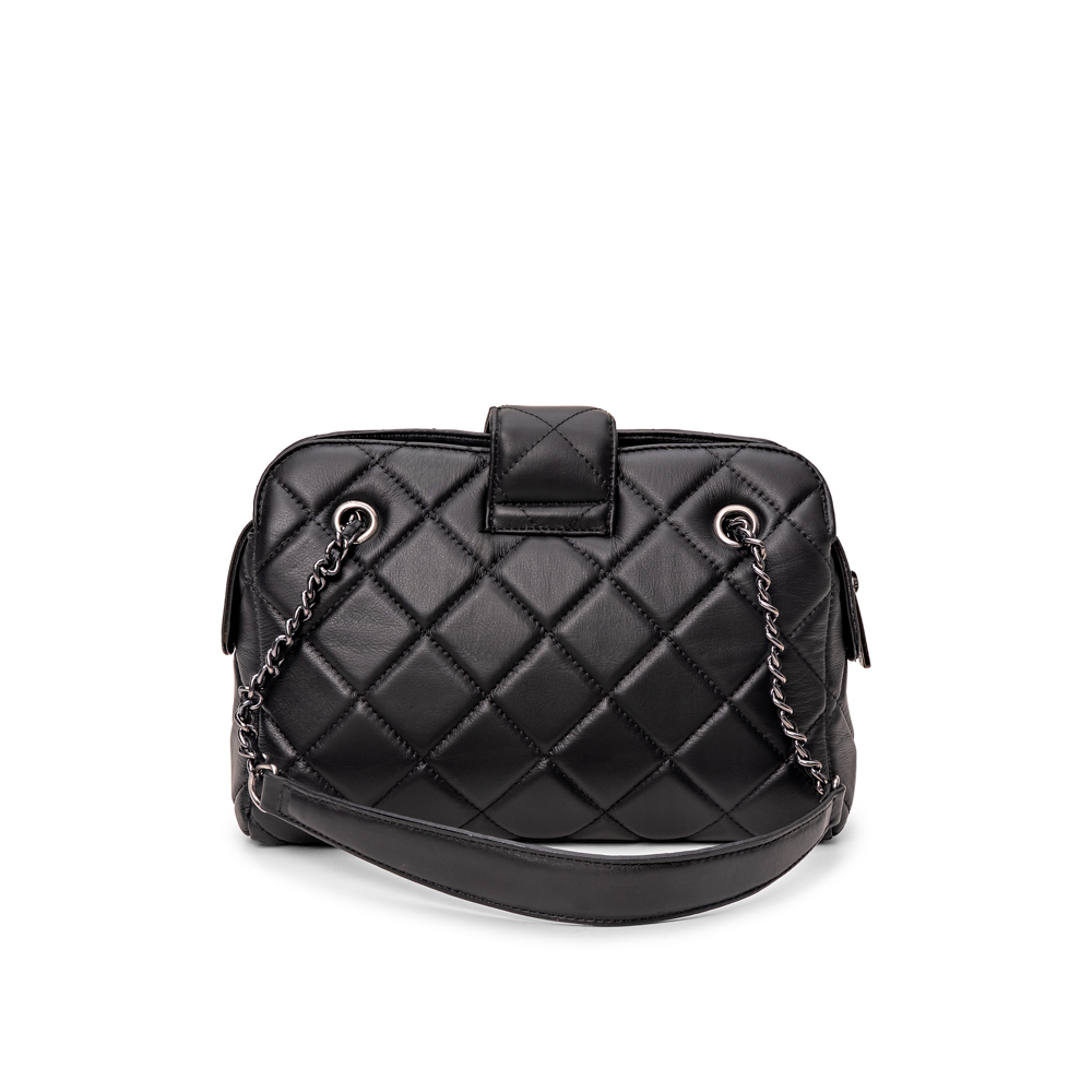 BOLSA MÉDIA PRETA DE COURO MATELASSÊ SHOULDER BAG image number 2
