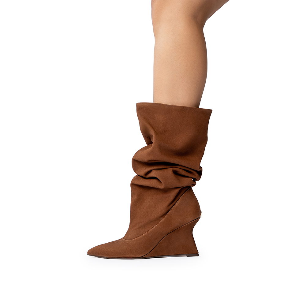 BOTA MARROM DE COURO SUEDE CANO LONGO SLOUCH image number 1