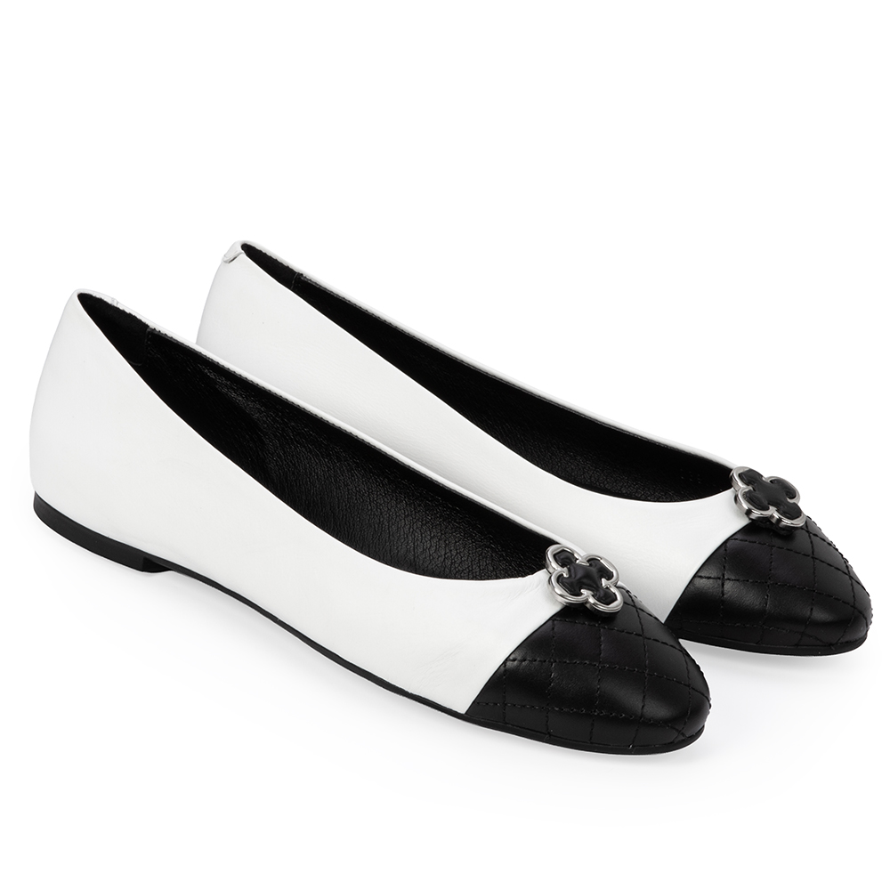 SAPATILHA PRETA E BRANCA DE COURO BICO REDONDO image number 2