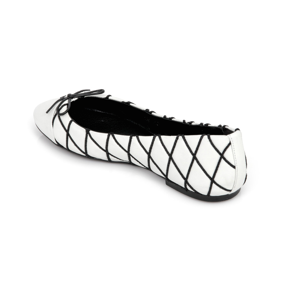 SAPATILHA COURO PRETO E BRANCO LA&Ccedil;O image number 2