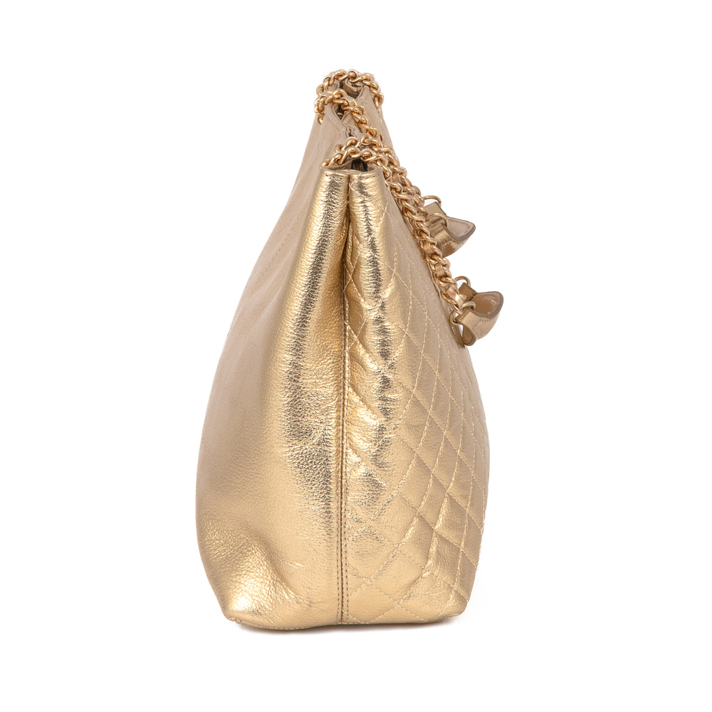 BOLSA GRANDE DOURADA DE COURO MATELASS&Ecirc; CARINA image number 1