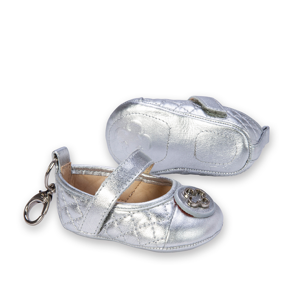 SAPATILHA RN PRATEADA DE COURO MATELASS&Ecirc; COM VELCRO CATHERINE image number 3