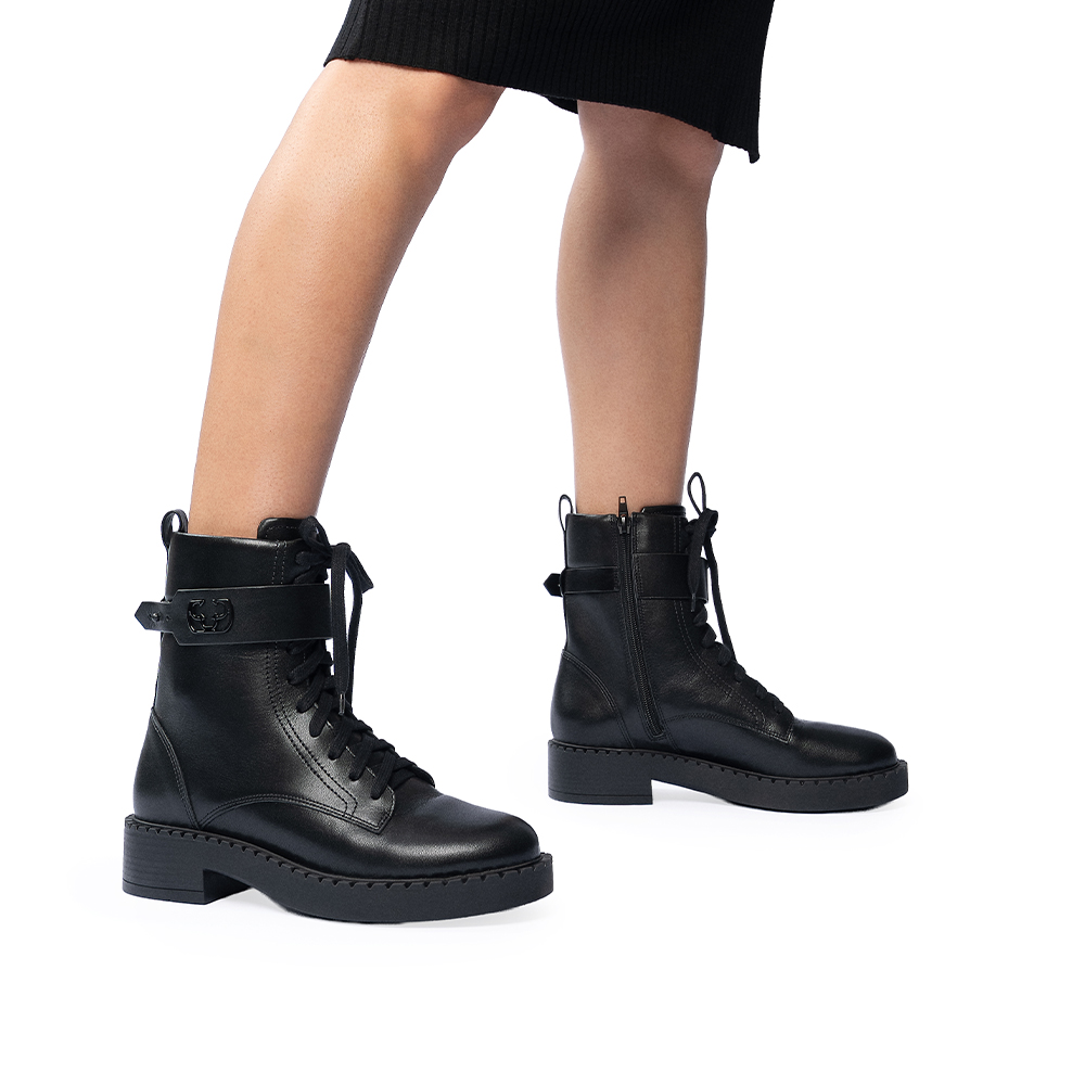 BOTA COTURNO PRETA DE COURO image number 1