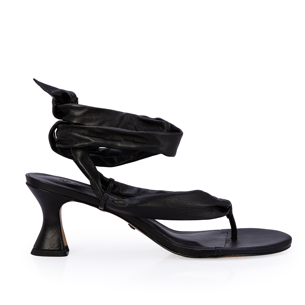 SAND&Aacute;LIA SALTO M&Eacute;DIO PRETA DE COURO image number 0