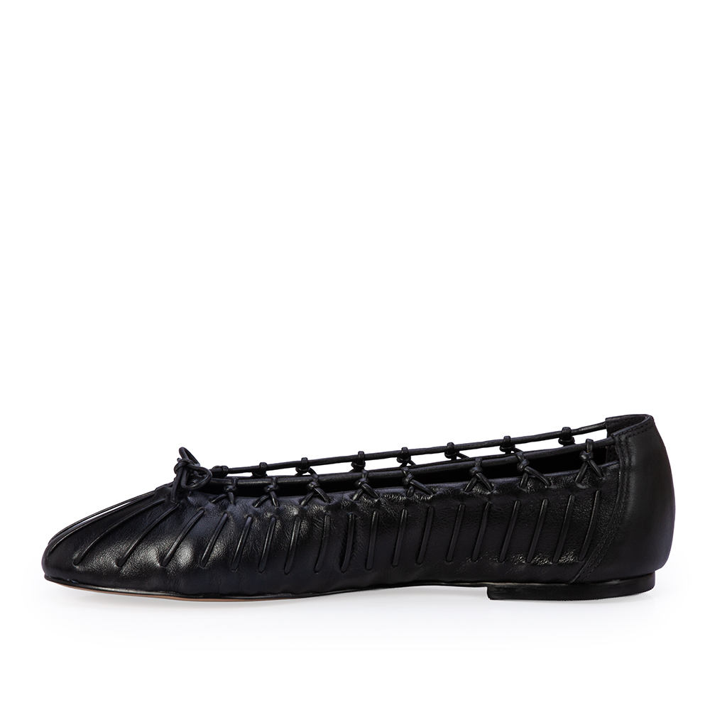 SAPATILHA PRETA DE COURO COM TRAMA image number 2