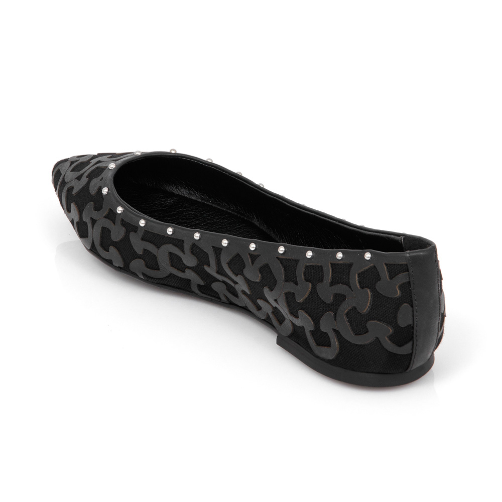 SAPATILHA PRETA BICO FINO RECORTE E TACHAS image number 2