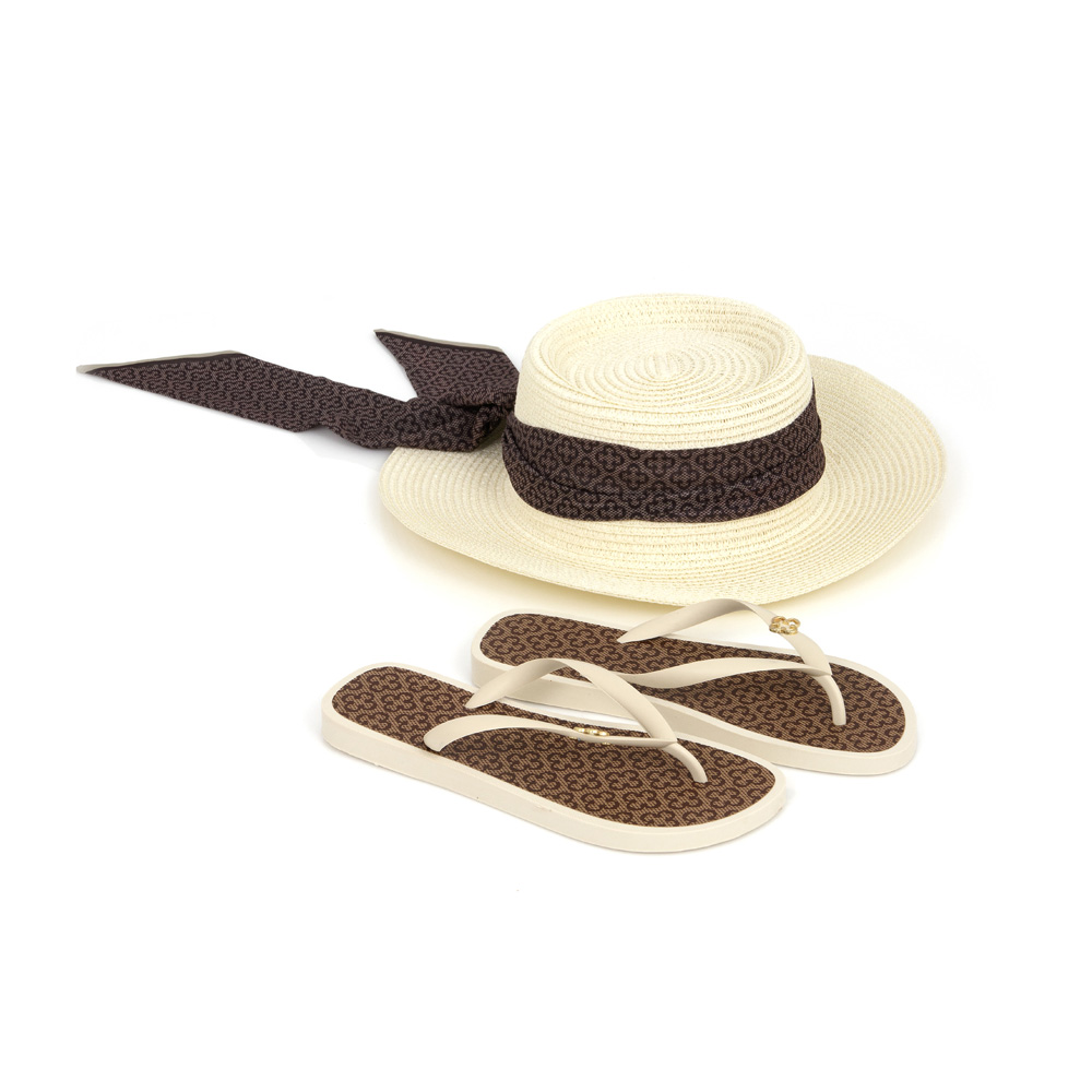 KIT CHINELO MARROM MONOGRAMA E CHAP&Eacute;U image number 0