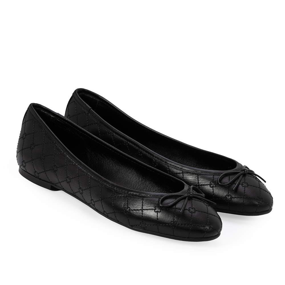 SAPATILHA PRETA DE COURO LA&Ccedil;O BICO REDONDO image number 1