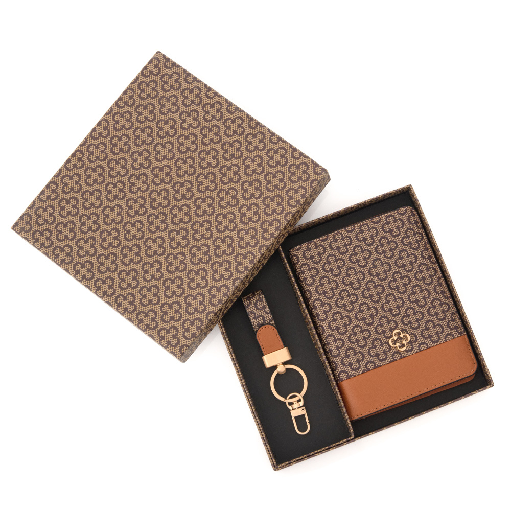 KIT PORTA PASSAPORTE + CHAVEIRO MONOGRAMA image number 1