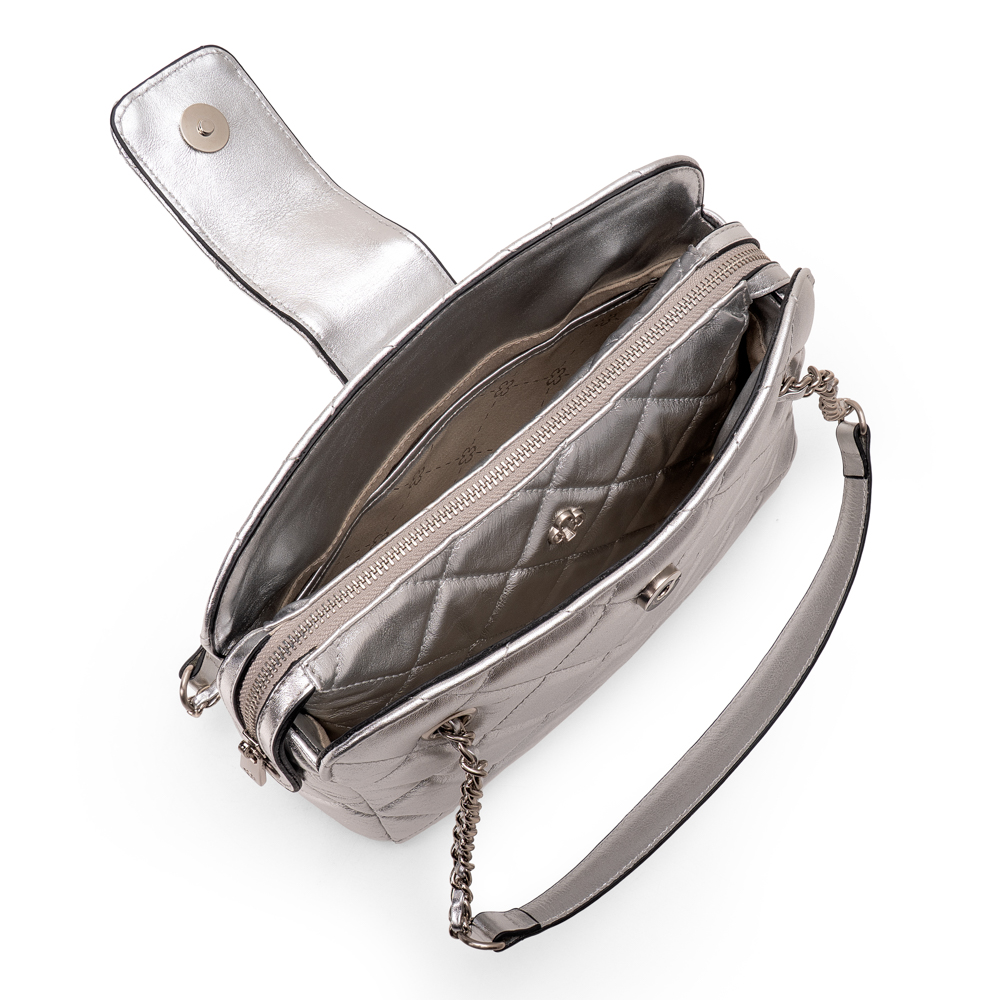 BOLSA M&Eacute;DIA PRATEADA DE COURO MATELASS&Ecirc; SHOULDER BAG image number 4
