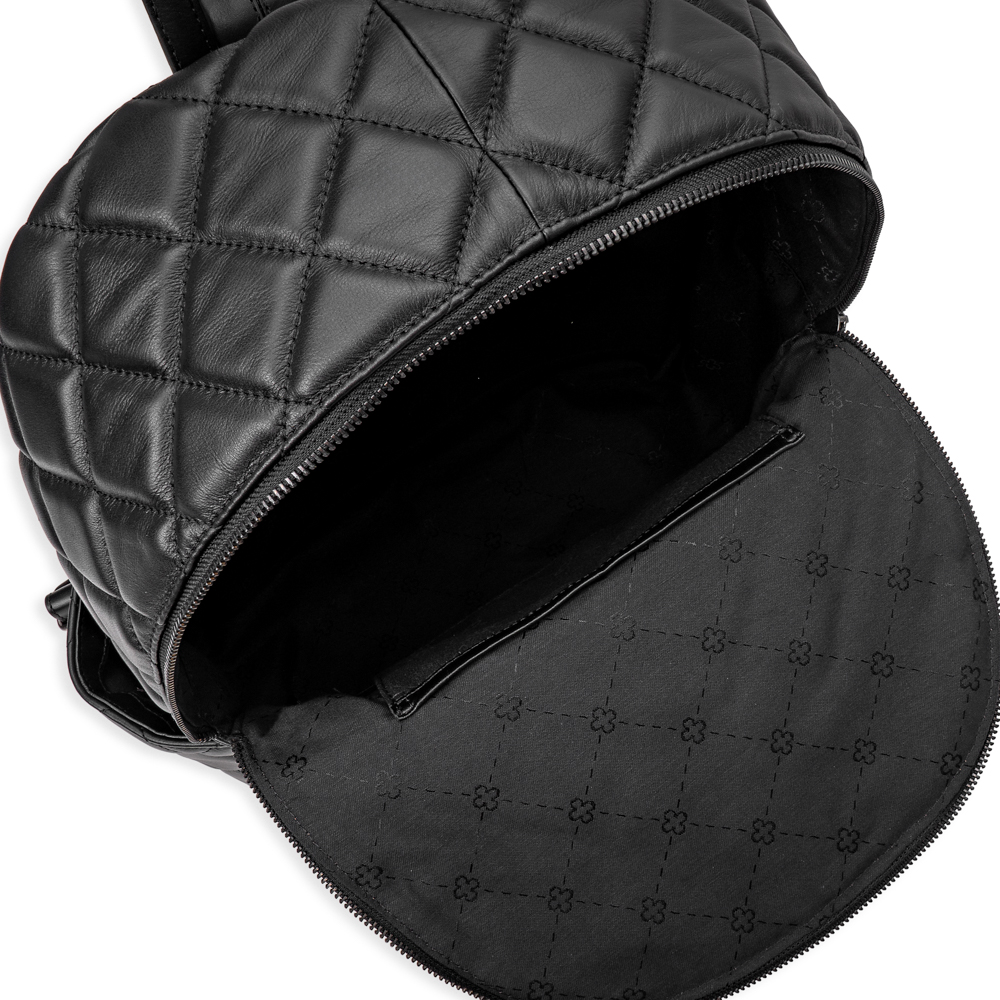 MOCHILA FEMININA PRETA DE COURO MATELASSÊ image number 4