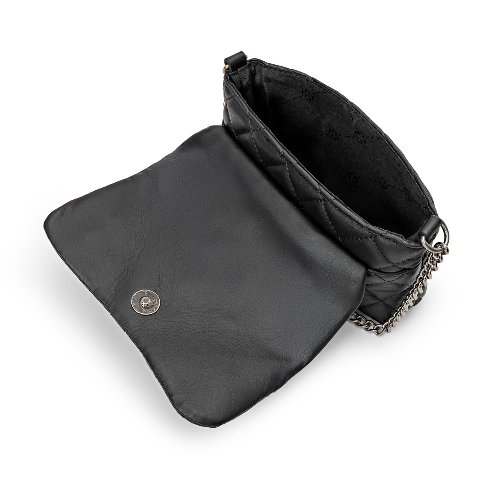 BOLSA PEQUENA PRETA DE COURO MATELASSÊ ALÇA CORRENTE PRATA image number 4