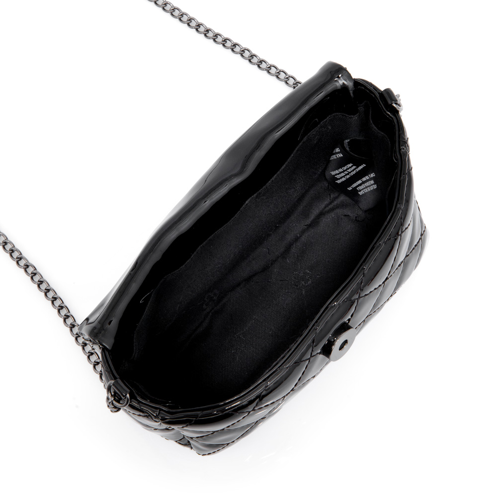 BOLSA PEQUENA PRETA VERNIZ MATELASSÊ ALÇA CORRENTE image number 4