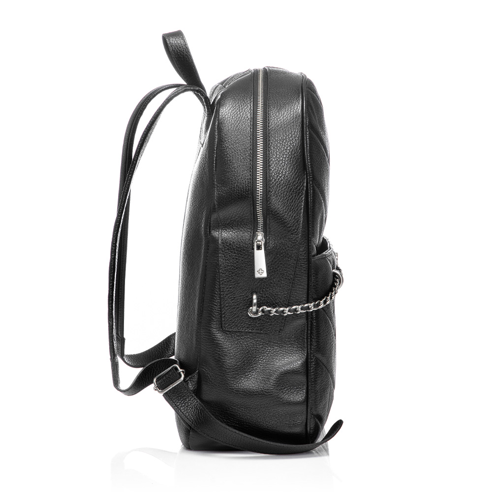 MOCHILA FEMININA DE COURO PRETA DETALHE CORRENTE image number 1