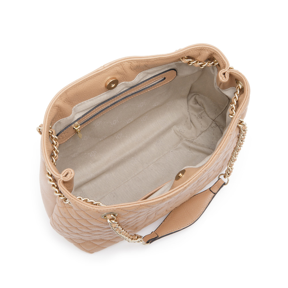 BOLSA M&Eacute;DIA DE COURO MATELASS&Ecirc; BEGE NATURALE CARINA image number 4