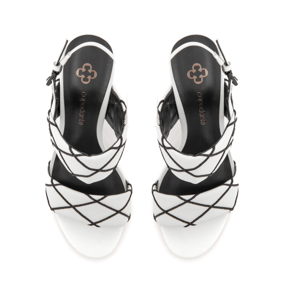 SANDÁLIA BRANCA E PRETA SALTO ALTO image number 4