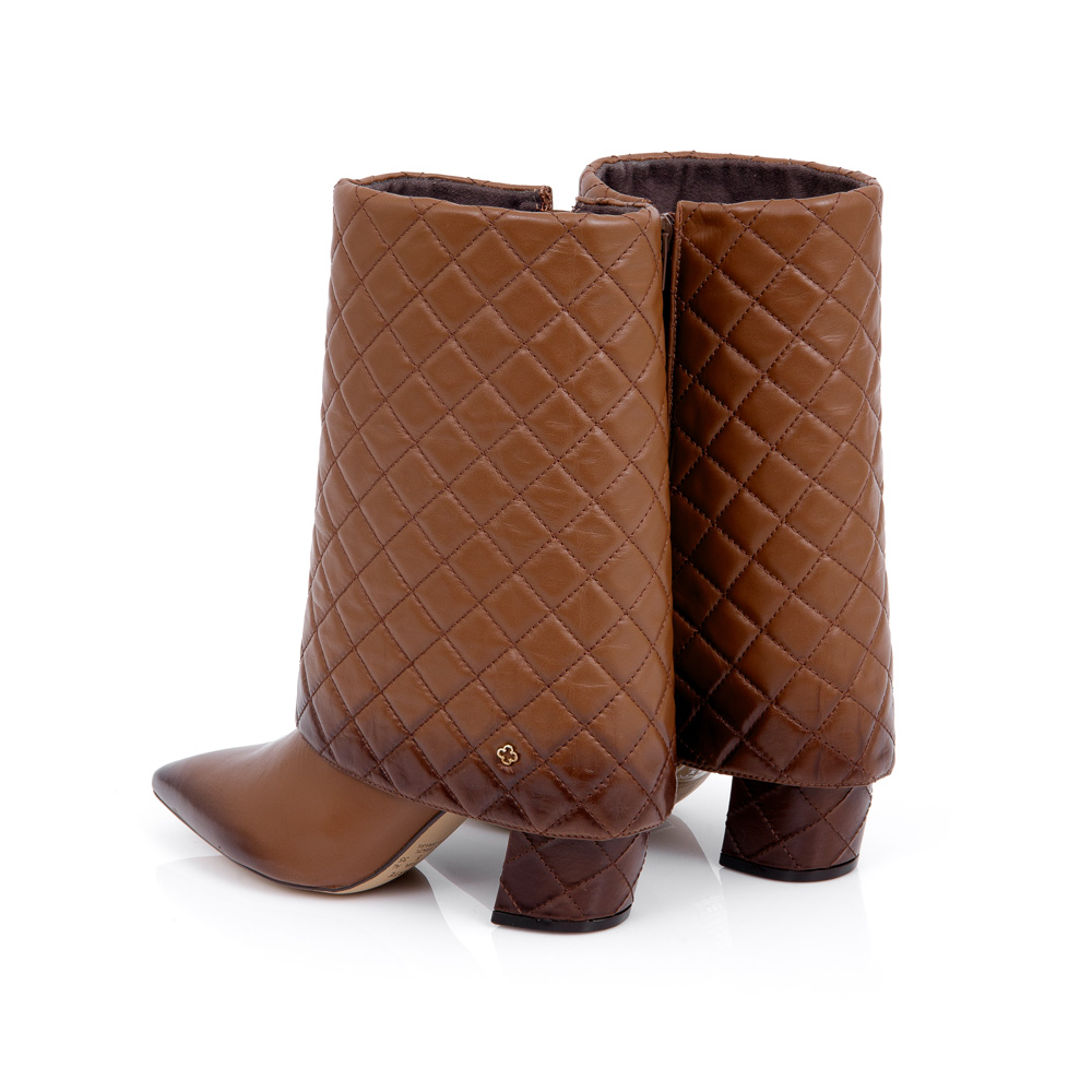 BOTA BICO FINO CARAMELO DE COURO MATELASSÊ image number 4