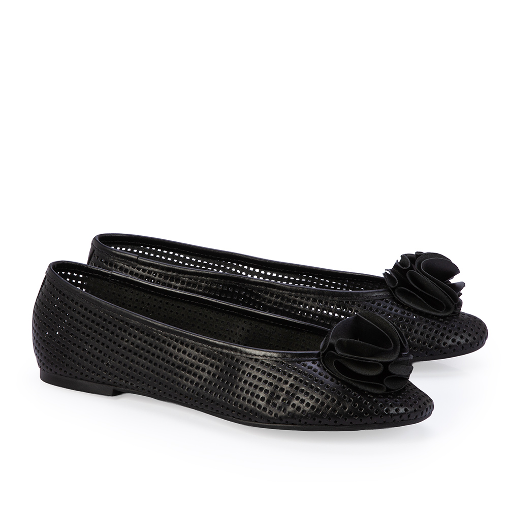 SAPATILHA PRETA DE COURO VAZADO image number 1